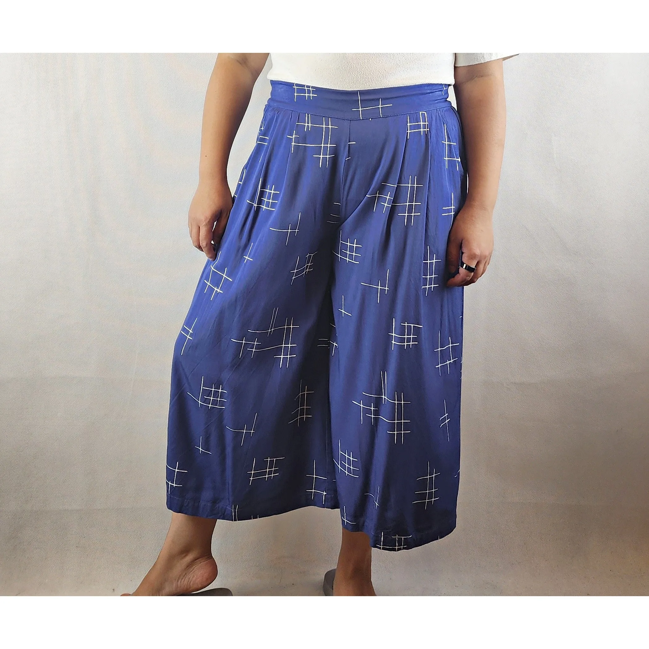 Bamboo Body pre-owned blue cropped culottes with white print size S (best fits size 10)
