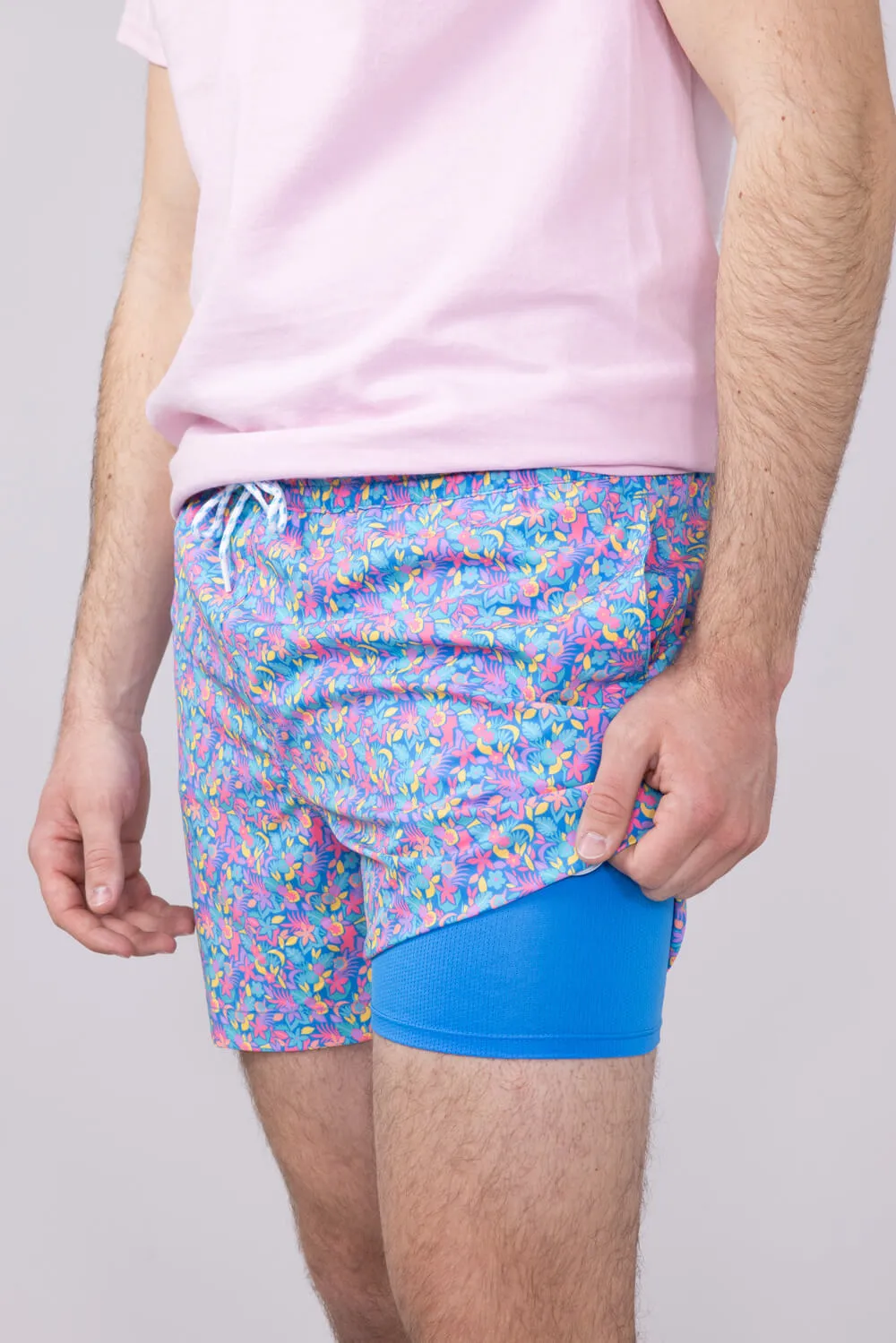 Chubbies Classic Lined Swim Trunks 5.5” Shorts for Men in Blue Floral | 126232-09