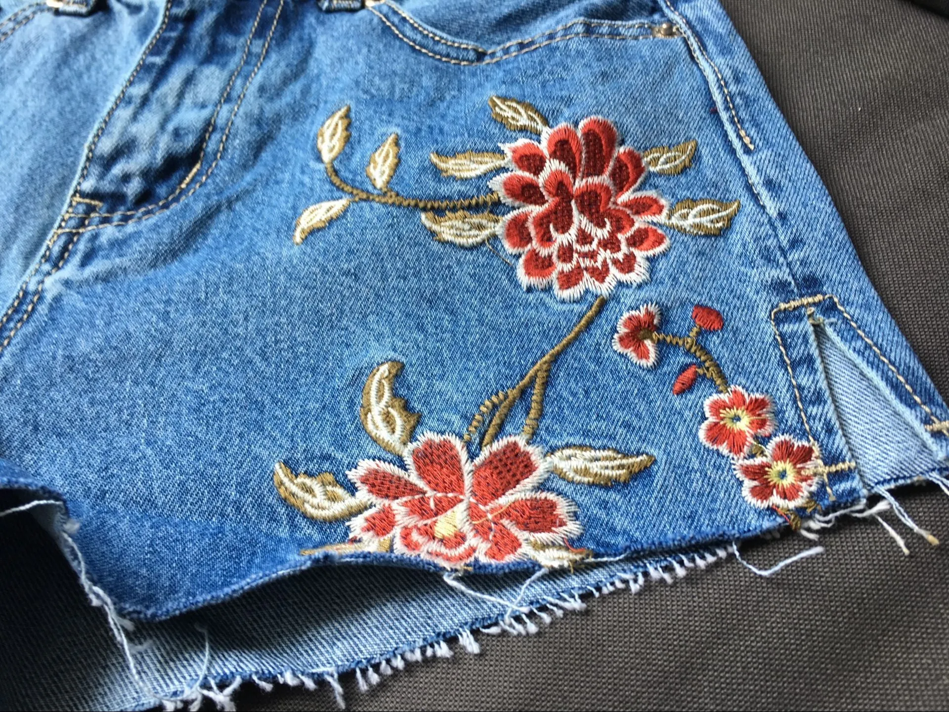 Little Daisy Embroidery Washed Side Slit Denim Shorts