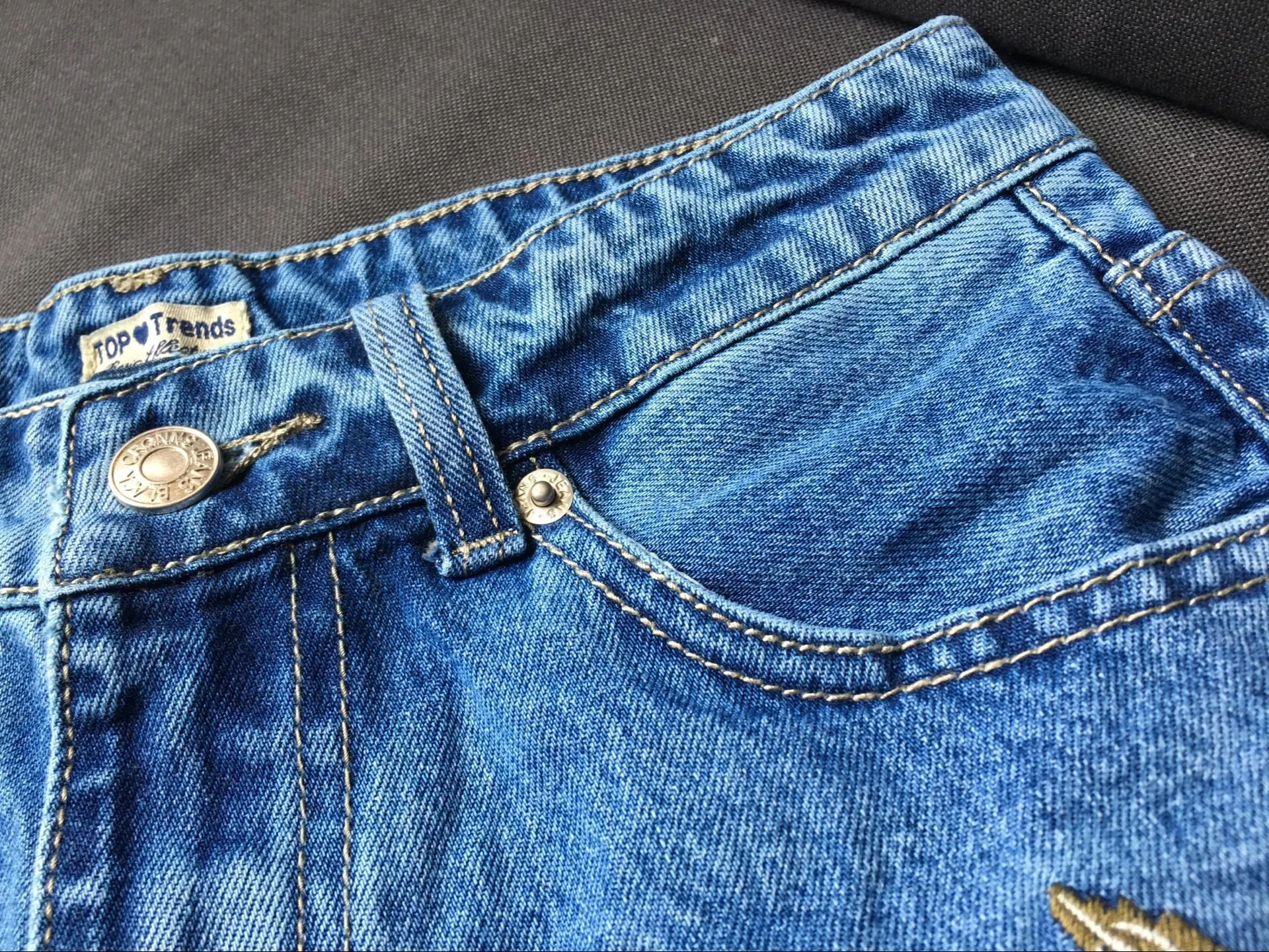 Little Daisy Embroidery Washed Side Slit Denim Shorts