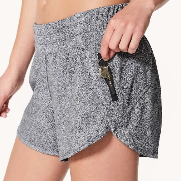 Lululemon Tracker Short V *4&quot; Fractal Alpine White‎ Black / Black size 4