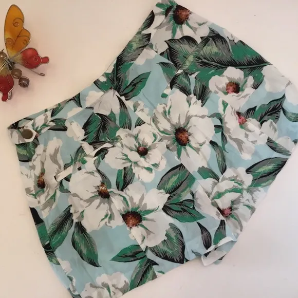 Minkpink “Getaway” Floral Print Shorts Medium