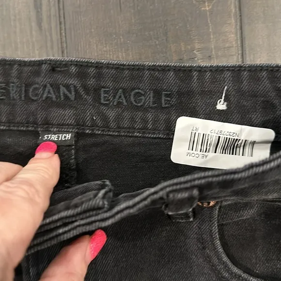 NWOT American Eagle raw hem shorts. Size 6. Waist flat 14.5”. Rise 11.5”.