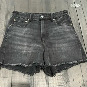 NWOT American Eagle raw hem shorts. Size 6. Waist flat 14.5”. Rise 11.5”.