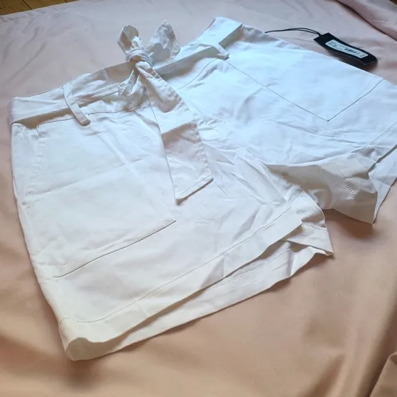NY&amp;C high waist white shorts NWT szL [913]