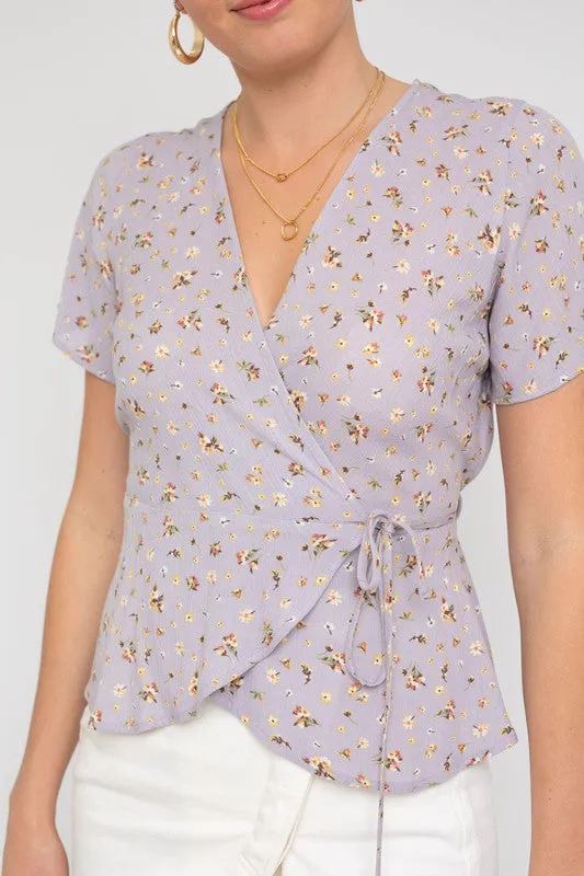 S/S WRAP W/SELF WAIST TIE DITSY PRINT TOP