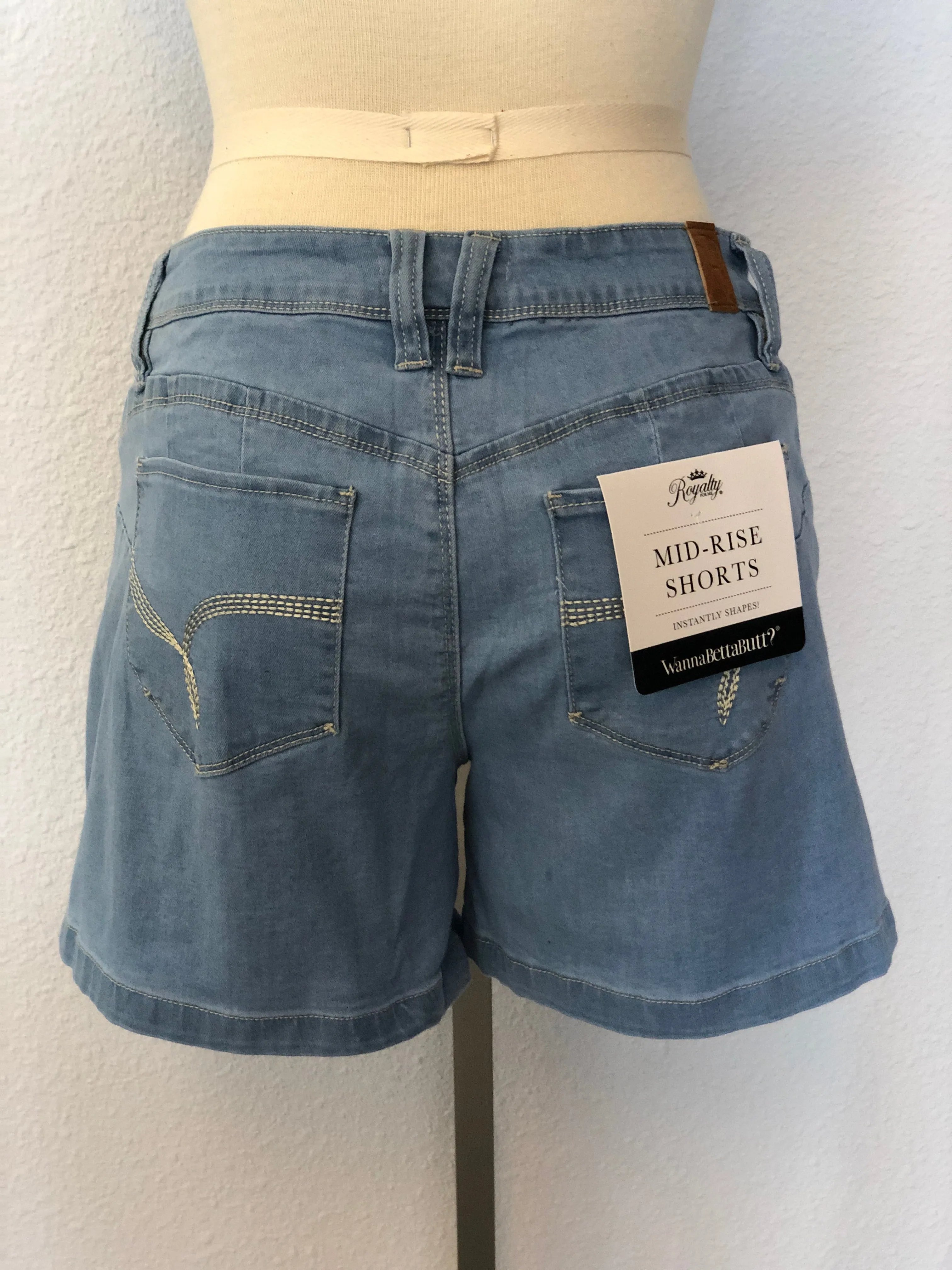 WANNABETTABUTT SHORTS WITH SIDE SLITS