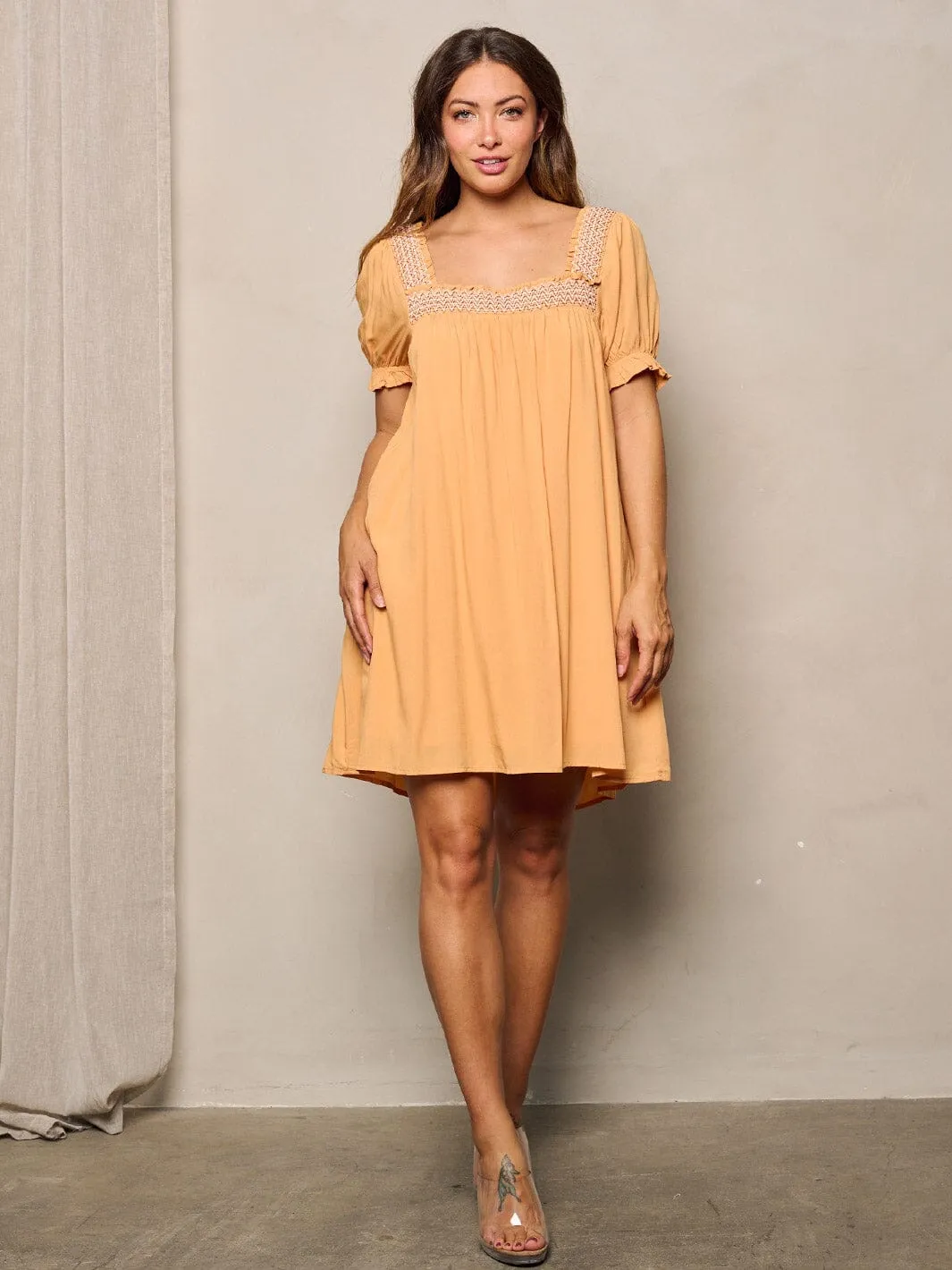 WOMEN'S SHORT PUFF SLEEVES EMBROIDERY SMOCK NECK DEILADED MINI DRESS