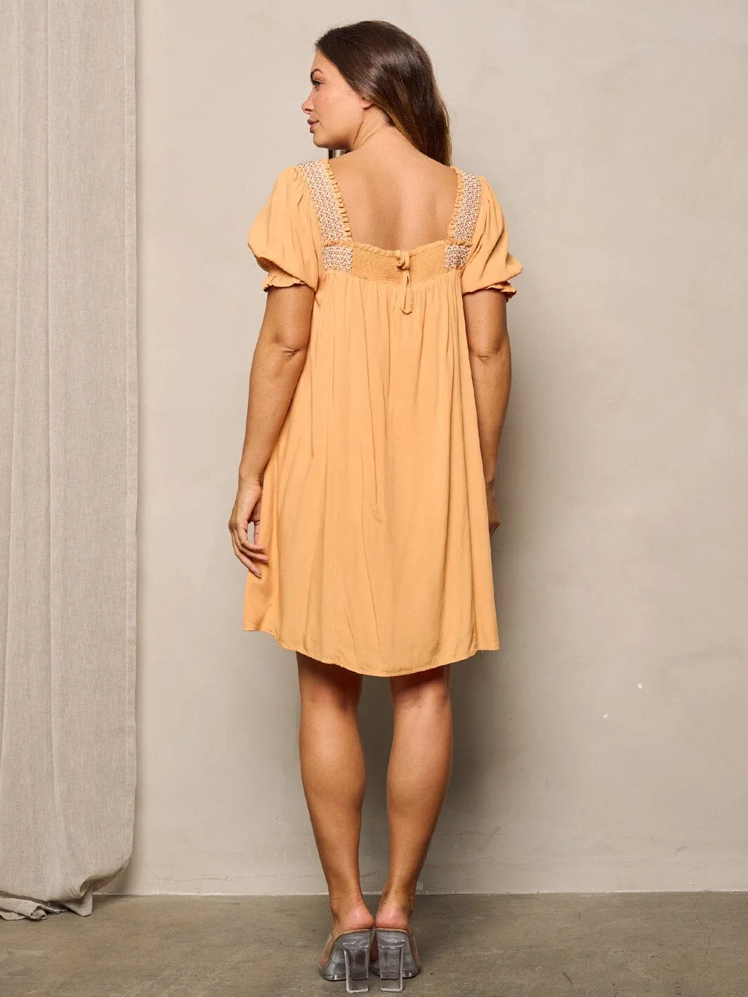 WOMEN'S SHORT PUFF SLEEVES EMBROIDERY SMOCK NECK DEILADED MINI DRESS