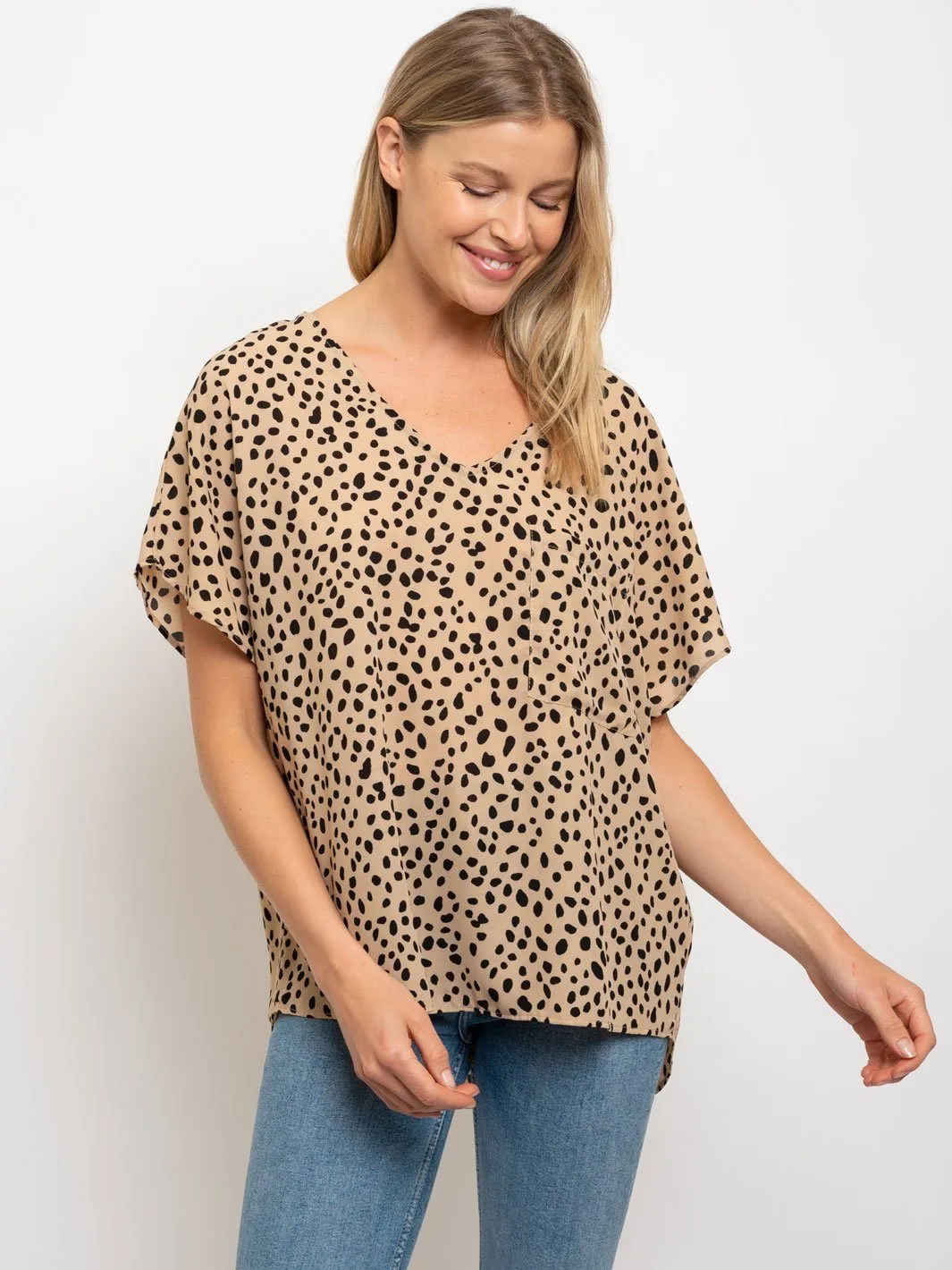 WOMEN'S V-NECK ONE POCKET ANIMAL PRINT TOP