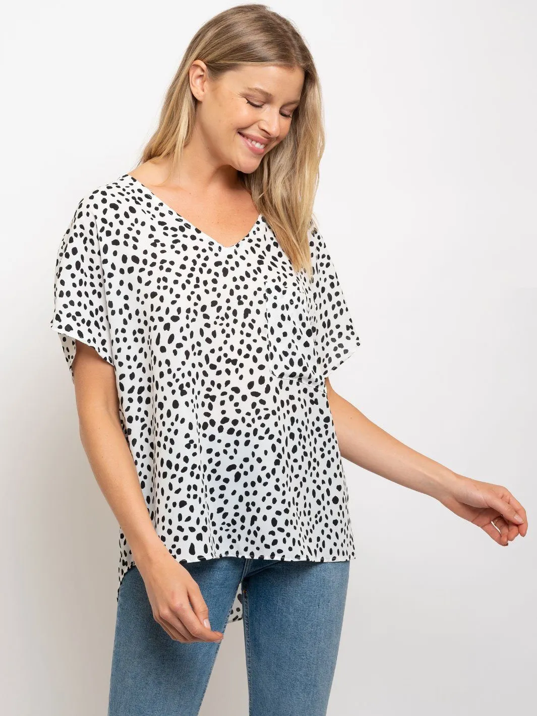 WOMEN'S V-NECK ONE POCKET ANIMAL PRINT TOP